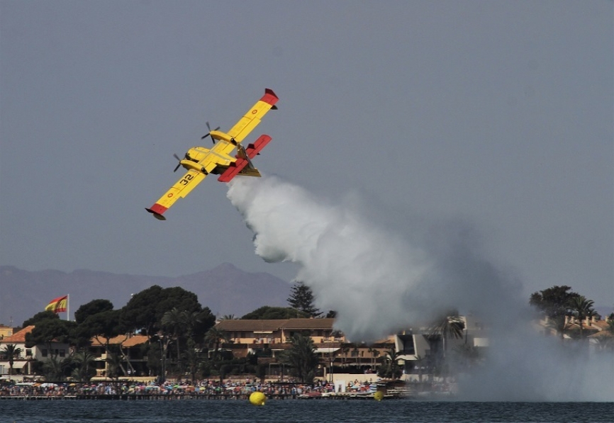 El Canadair (Vicking Air) CL-415 del Ejército del Aire realizó hasta tres descargas de agua de mar, para deleite del público.