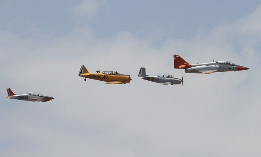 El presente de la AGA, el C-101 que encabeza y la T-35C “Tamiz” que cierra, en formación con el material utilizado anteriormente, el T-34A “Mentor” y el T-6 “Texan”, volando en formación.
