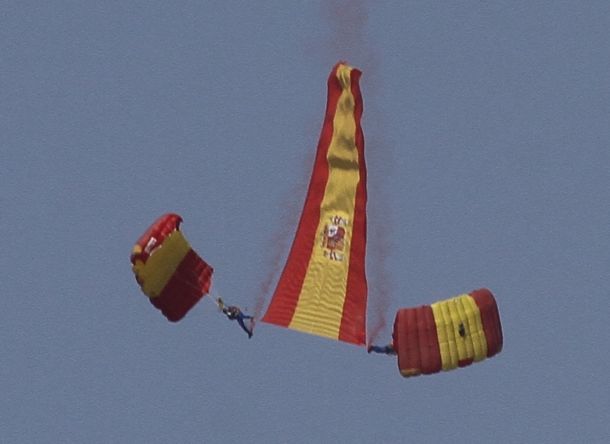 El festival aéreo lo abrió la PAPEA, que descendió portando una gigantesca bandera de España.