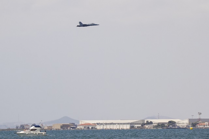 Pasada del EF-18M del Ala 12 sobre el Mar Menor, al fondo las instalaciones de la AGA. Foto: Rubén Galindo.