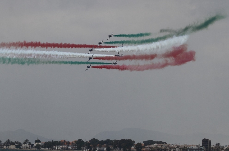 Los MB-339 de la patrulla “Frecce Tricolori” tiñó con los colores de Italia los cielos del Mar Menor.