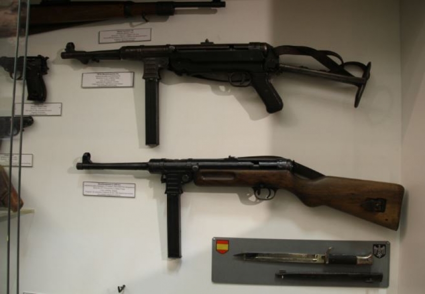 Subfusiles alemanes MP-40 (arriba) y MP-41 que utilizaron los divisionarios perfectamente conservados. Durante la visita se sacan de las vitrinas para empuñarlos.