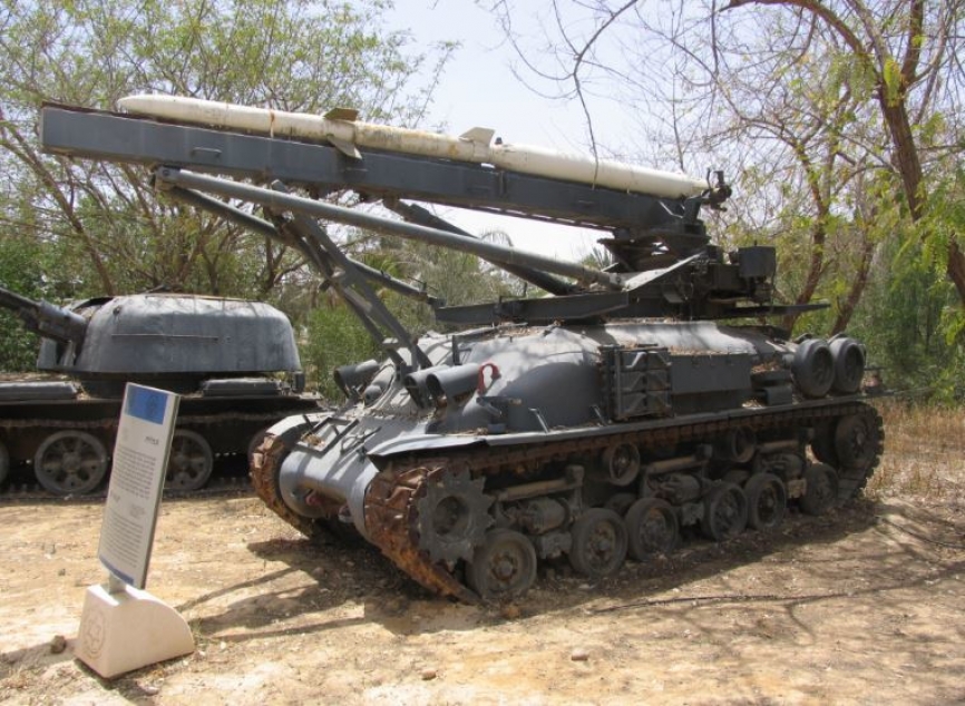 Un desarrollo autóctono, el “Chachlilit”, fue montado sobre la barcaza de un “Sherman” (con ellos se batieron hasta 20 baterías antiaéreas enemigas) y al fondo se ve una pieza con montaje doble de 57 mm. sobre la de un T-54.