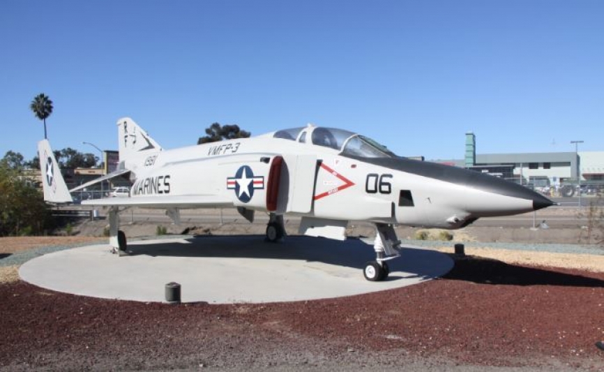 McDonnell Douglas RF-4B Phantom II de reconocimiento, operado por los Marines junto a los F-4S, también expuestos en el museo.