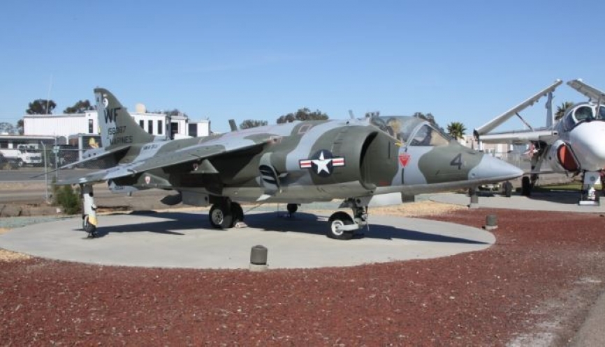 McDonnell Douglas AV-8C “Harrier” en muy buen estado, situado al lado de un A-6 "Intruder".