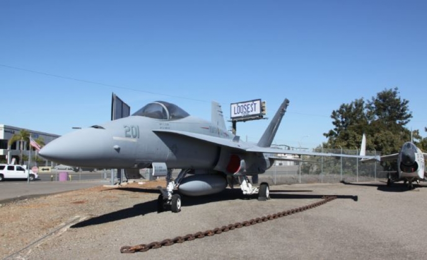 El cazabombardero McDonnell Douglas F/A-18A “Hornet” tambien está.