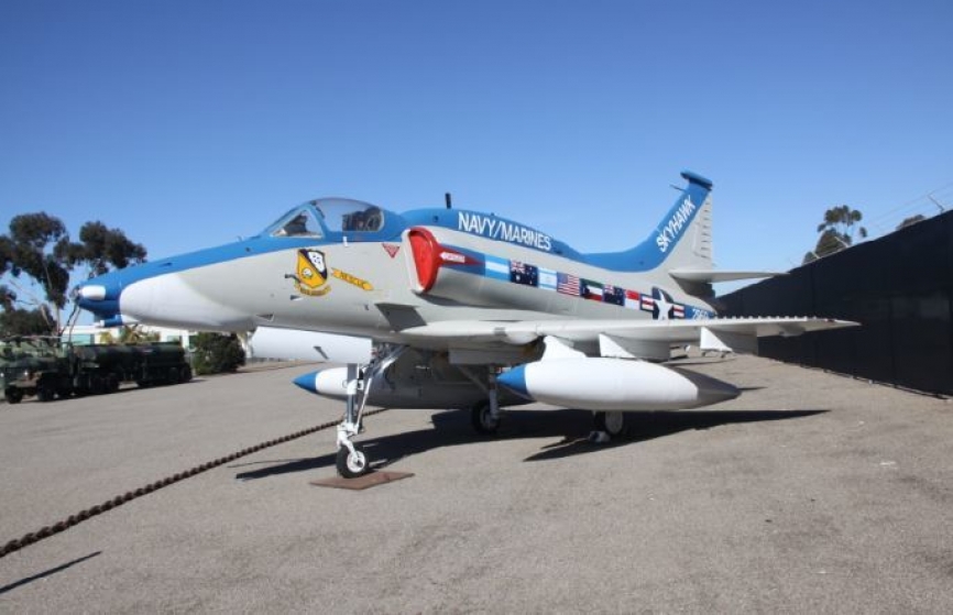 El “Skyhawk”, del cual existieron múltiples versiones, fue volado también por el escuadrón de demostración “Blue Angels” de la US Navy.