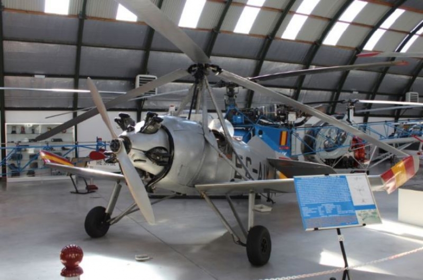 AUTOGIRO LA CIERVA C-19MK-4P. Primera vez en la historia que una aeronave de ala giratoria se utilizó en operaciones militares en los sucesos de Asturias en 1934.