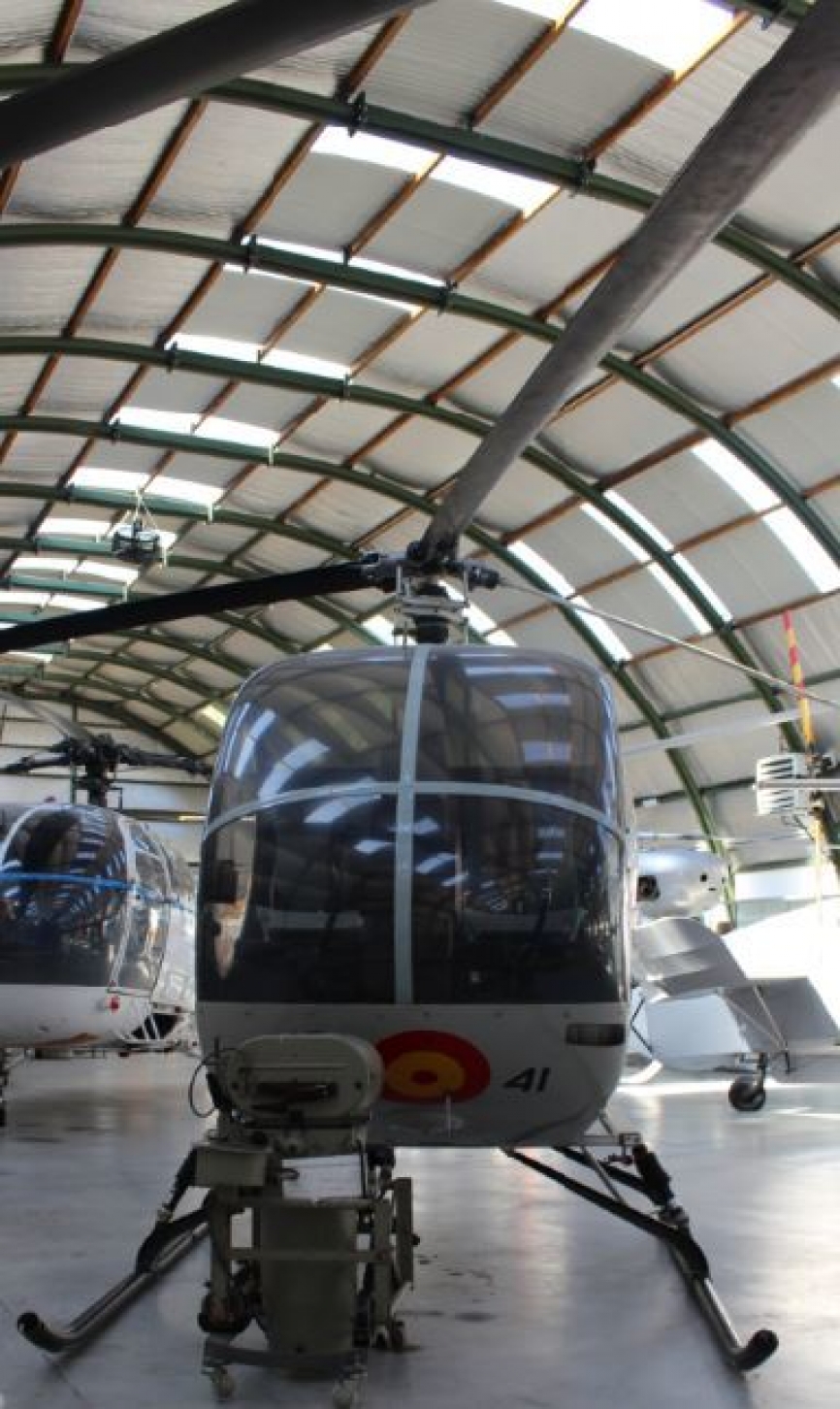 HUGHES 300 HE-20 “OSAGE”. Entraron en servicio en la escuela de helicópteros de Cuatro Vientos en 1980 y posteriormente en el Ala 78 de Granada.