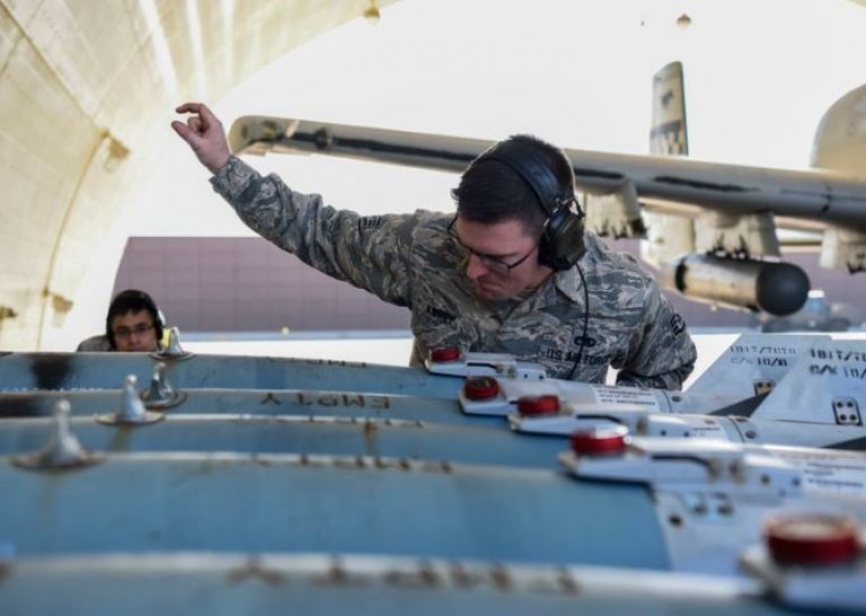 Sargento Nathaniel Awrey dando instrucciones a su compañero el Aviador de Primera Ryan Alquetra