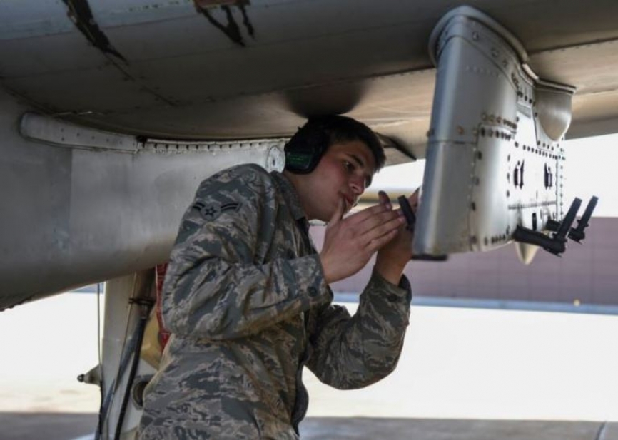 Aviador de Primera Shane Harkness revisando los últimos retoques. Se consiguió este tiempo record, entre otros motivos, a que el avión no paró en ningún momento sus motores.