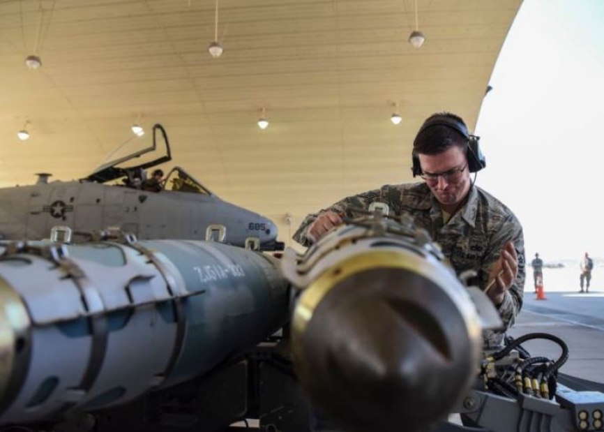 Sargento de la Fuerza Aérea de los Estados Unidos Nathaniel Awrey asegurando la munición. Se pudo cargar todo el arsenal en el tiempo record de una hora.