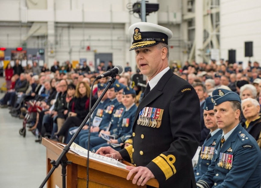 El contraAlmirante Art McDonald, comandante adjunto del RCN, también tuvo unas palabras de despedida para el Sea King. (foto: Leading Seaman Laurance Clarke)