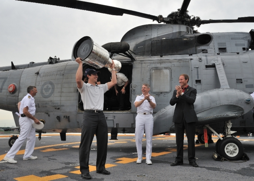 Sidney Crosby, capitán de los pingüinos de Pittsburgh, voló a bordo de un Sea King cuando trajo la Copa Stanley a su ciudad natal de Cole Harbour, Nueva Escocia, el 7 de agosto de 2009. (foto: Martin Roy)