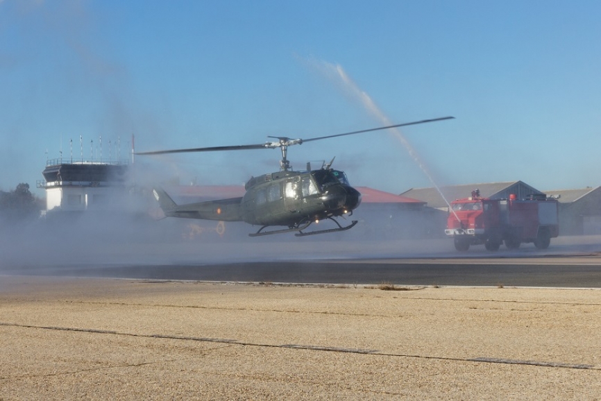 El último vuelo del UH-1H finalizó con el tradicional arco de agua.