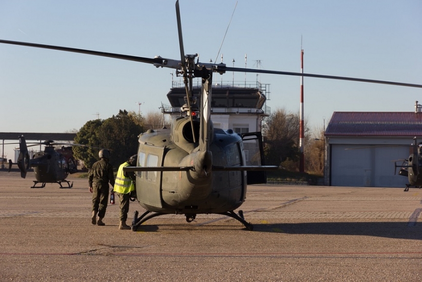 Preparando al último UH-1H para su último vuelo.
