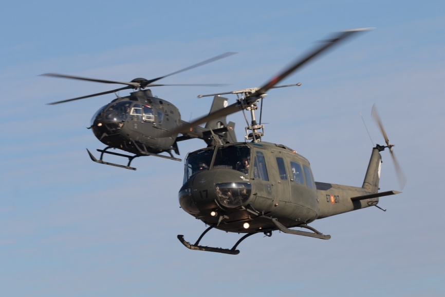 Última pasada sobre la pista de Colmenar Viejo, en segundo plano un EC135.