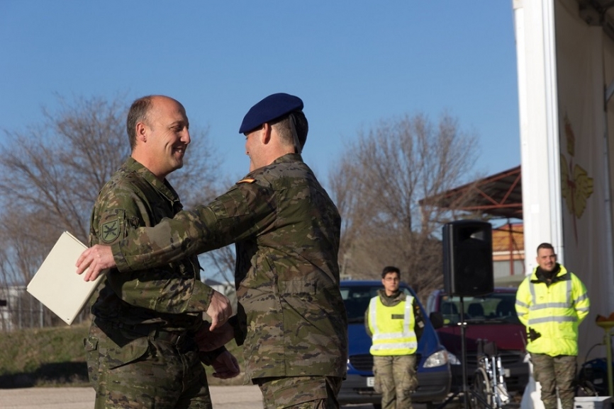 Tras completar el vuelo el teniente coronel Muñoz Bueno es saludado por el 2º Jefe de las FAMET, el coronel Mariano Arrazola.