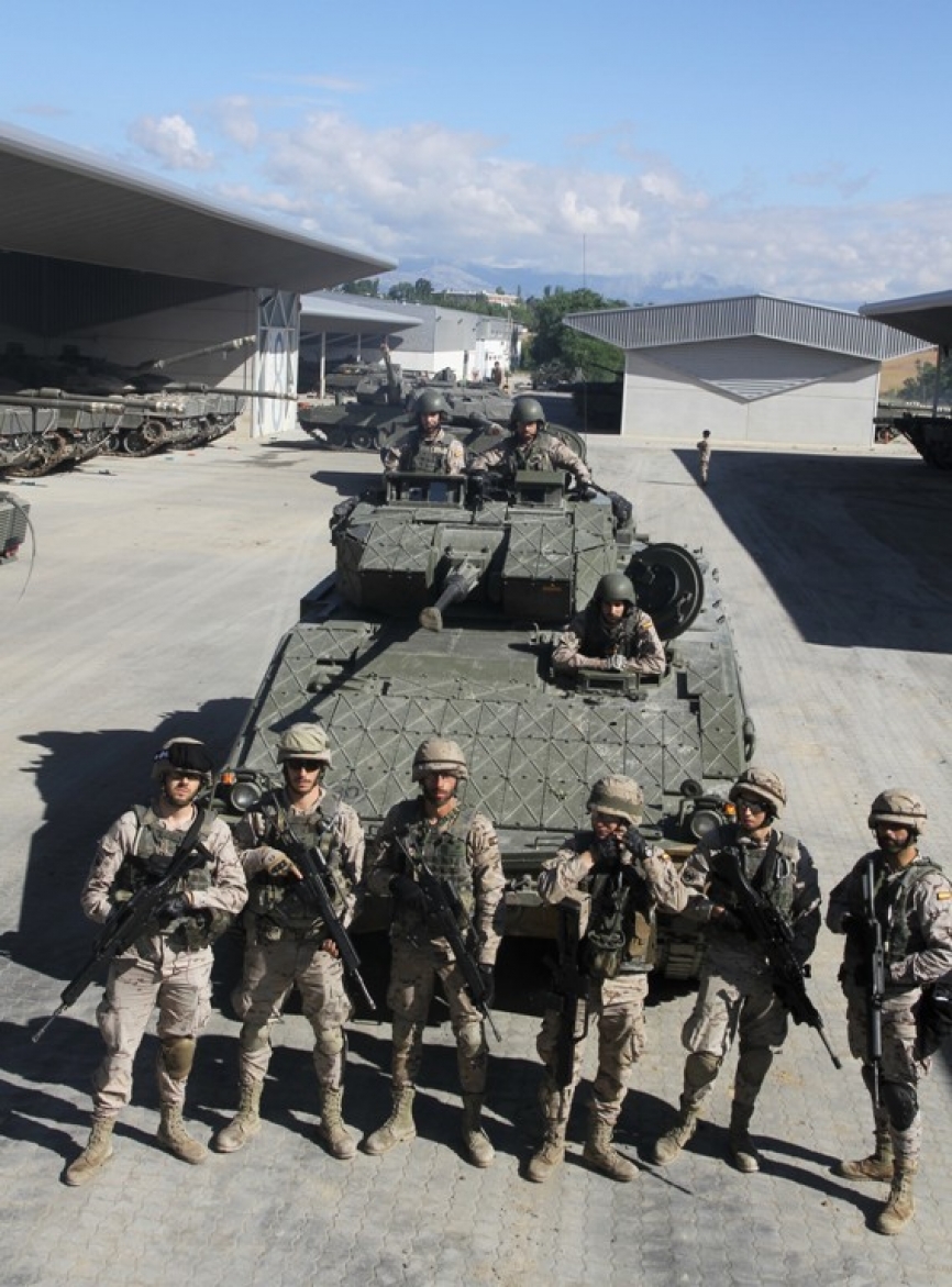 Un “Pizarro” y su dotación, los 3 tripulantes y los 6 fusileros totalmente equipados, que transporta normalmente