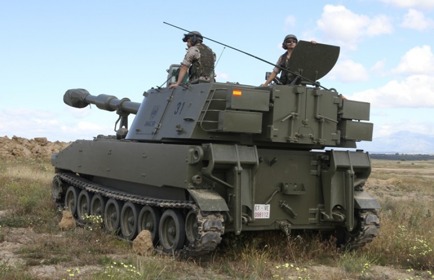 El GACA XII tiene 3 baterías, cada una de las cuales equipada con 6 M-109A5E