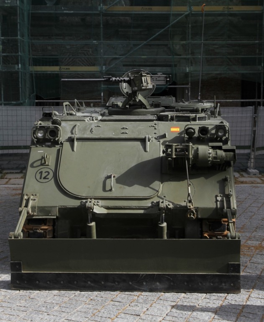 Vista frontal de un M-113VCZ del BZMZ XII. Se aprecia la pala empujadora en la parte frontal del vehículo