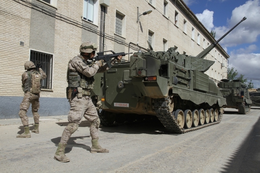 Los entrenamientos en la BRIAC XII son continuos, como este en el que los infantes cubren el avance de 2 “Pizarro” y un “Leopardo”
