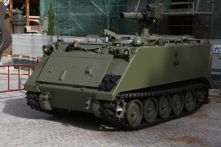 Uno de los TOA del “Asturias” nº 31 adaptado para llevar el voluminoso sistema anticarro estadounidense TOW