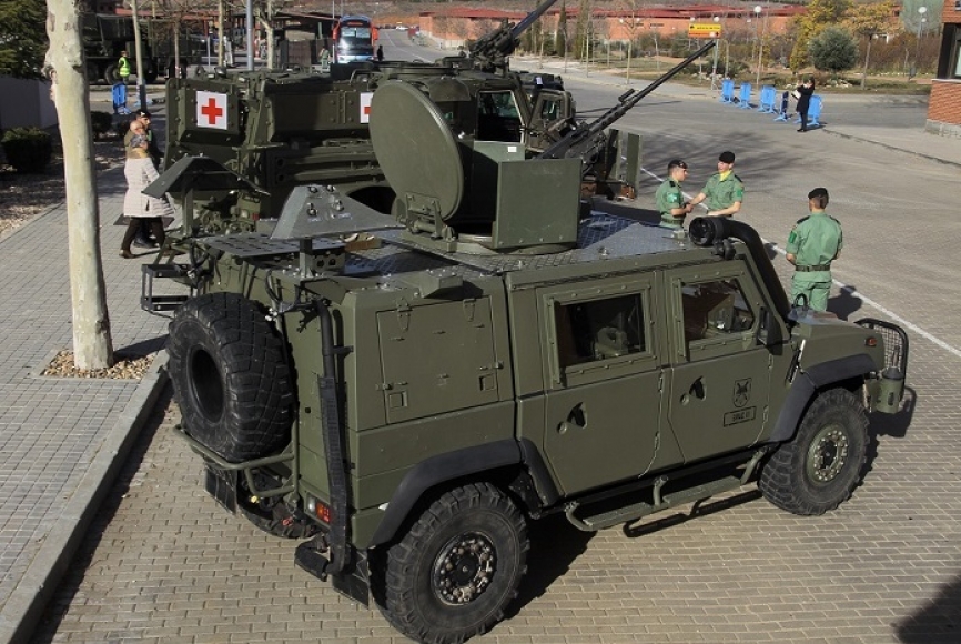 El vehículo protegido Iveco LMV “Lince” armado con una ametralladora Browning de 12,70 mm.