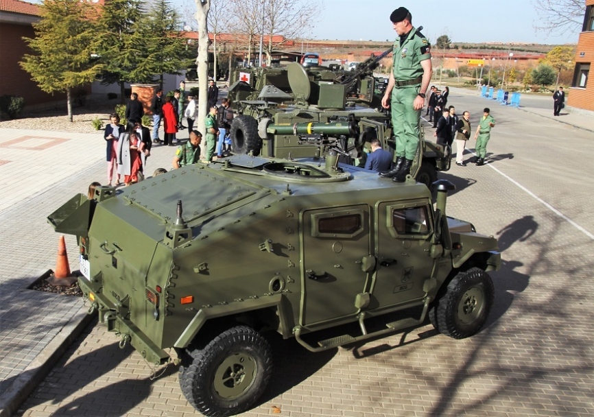 El 4x4 VAMTAC (Vehículo de Alta Movilidad Táctica) ST5 armado con el lanzamisiles “Spike”.