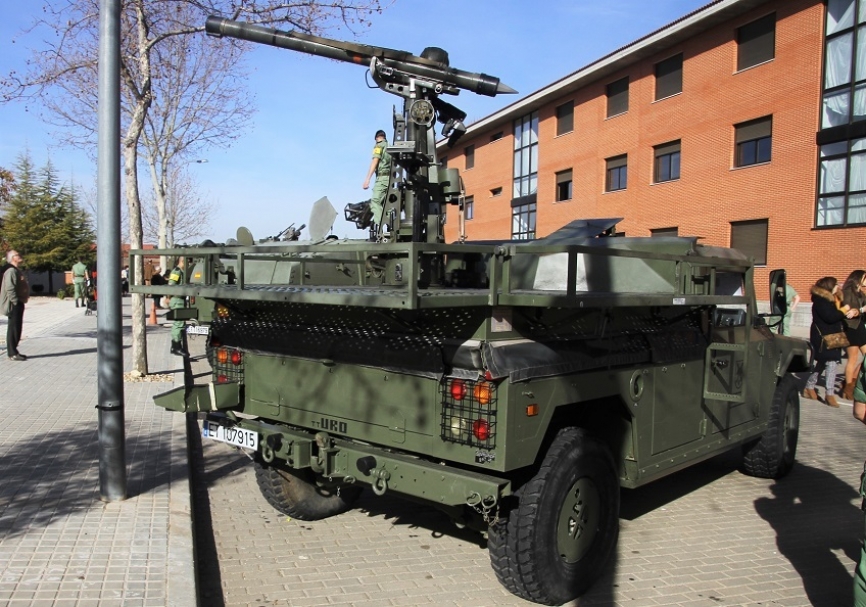 Un lanzador de misiles antiaéreos MBDA “Mistral” montado en un Uro VAMTAC S3.