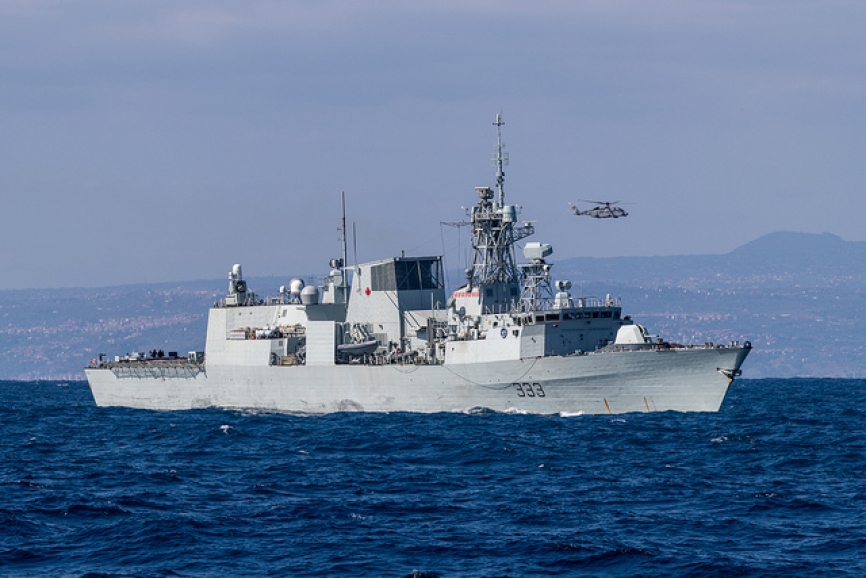 La fragata canadiense HMCS “Toronto” (FFH 333), en segundo plano se ve el helicóptero ASW Sikorsky CH-148 Cyclone, que opera desde el navío.