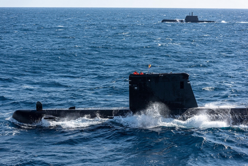 En primer plano vemos al submarino de la Armada española “Tramontana” (S-73).