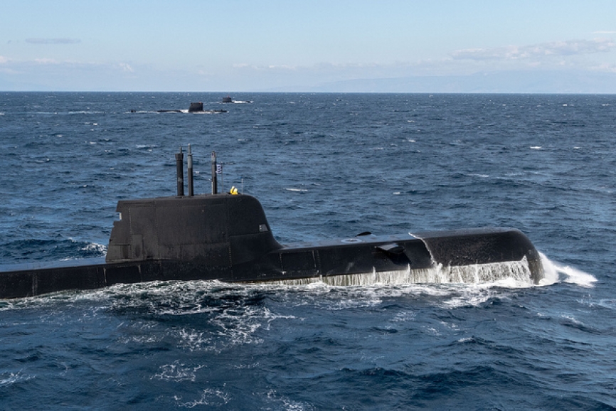El submarino griego “Papanikolis” (S120), al fondo el español “Tramontana” (S-73) y el turco “Gür” (S357).