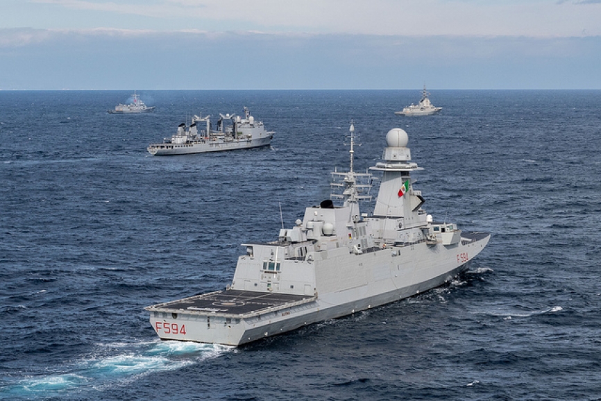 La fragata italiana de tipo FREMM “Alpino” (F594) en primer plano, junto a varios de los navíos participantes.