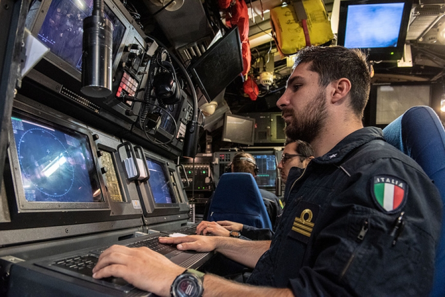 Primer plano de un miembro de la dotación del moderno submarino italiano “Scirè” (S527) del tipo 212A.