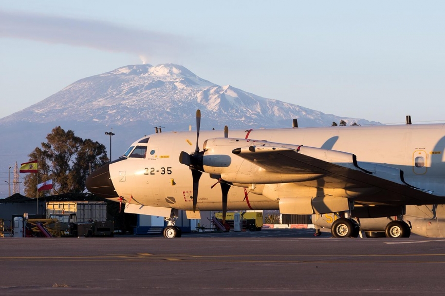 El Ejército del Aire ha desplegado uno de sus tres aparatos ASW Lockheed Martin P-3M Orión en la Base Aérea de Sigonella, al fondo se ve el volcán Etna.