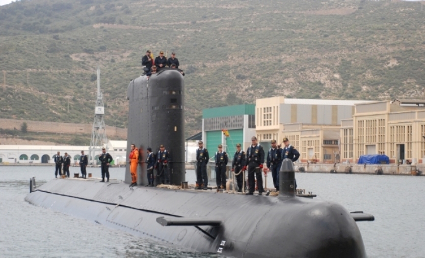 Submarino Tramontana (S 74) atracando en la Base de Submarinos después de la entrega de mando