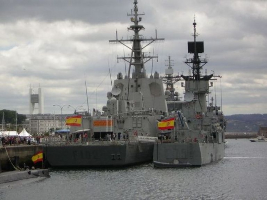 Fragatas clase Alvaro de Bazán y Baleares abarloadas en puerto
