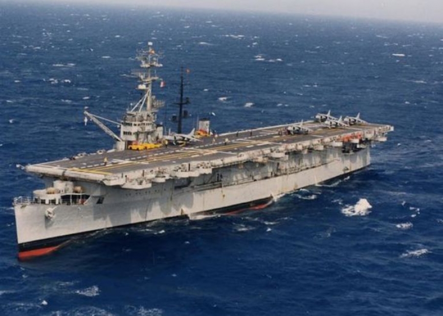 Portaaviones Dédalo navegando con fuerte marejada