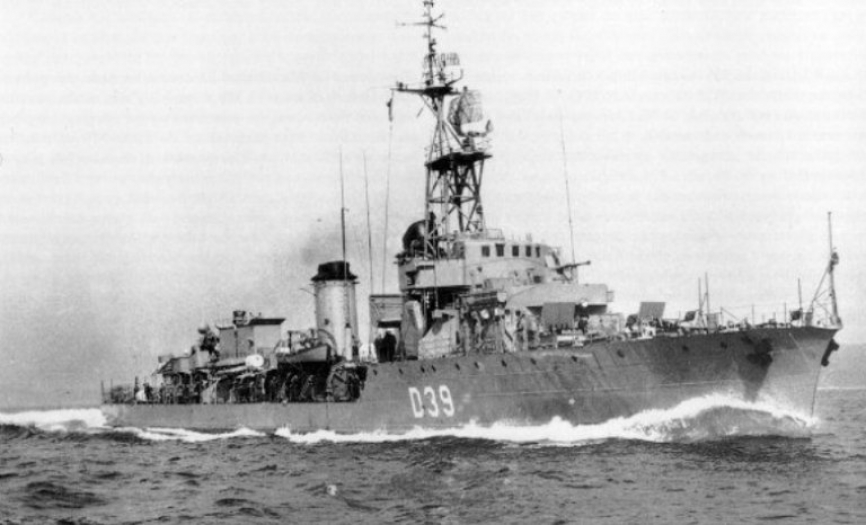 Destructor Relámpago (D 39), más tarde fragata rápida, a toda máquina realizando las pruebas de mar