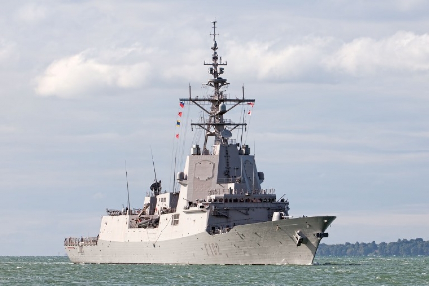 Fragata Juan de Borbón (F 102) aproximándose a puerto con la numeral izada