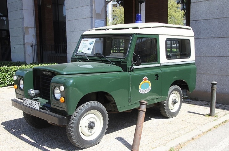 En el exterior de la exposición se puede ver un Land Rover 88 Diésel, que sirvió en el Cuerpo entre 1986 y 1999.