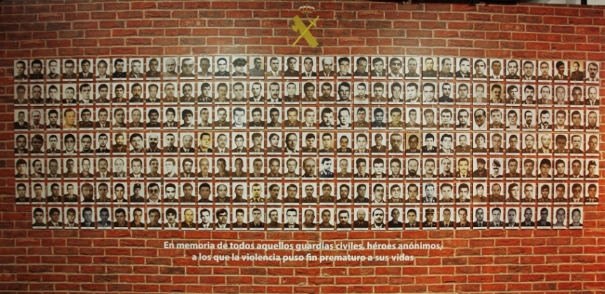 Un panel recuerda a los 243 agentes asesinados en actos terroristas, entre 1968 y 2010, la mayoría por los sicarios de ETA.