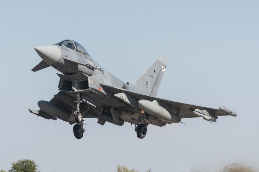 1- Un Eurofighter del Ala 11 despegando desde la Base Aérea de Zaragoza, para realizar la misión de defensa aérea del COMAO.