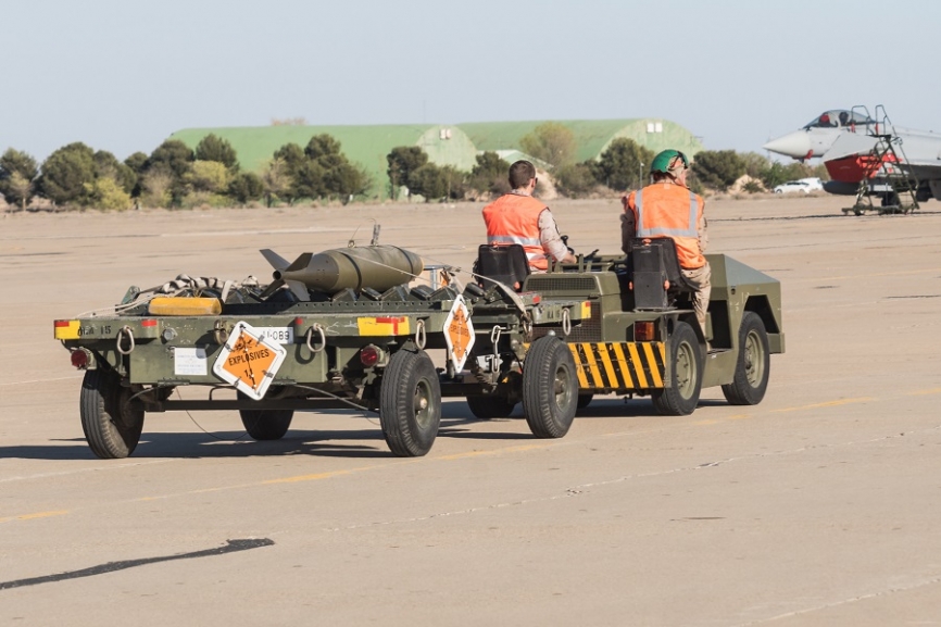 3- El ejercicio Sirio es el único del año en el que se utiliza armamento real, como esta bomba convencional de la familia Mk.80.