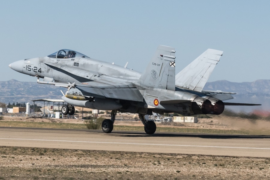 4- Un EF-18M despega portando una bomba convencional, que lanzará en poco minutos en el cercano polígono de tiro de Bardenas Reales (Navarra).