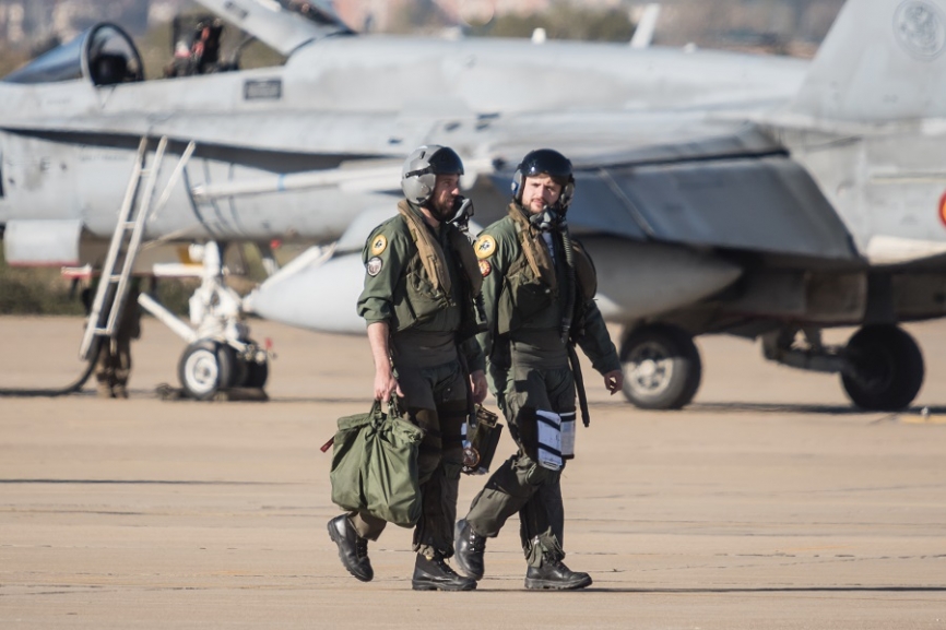 6- Dos pilotos del Ala 15 se dirigen a sus EF-18M, para cumplir una nueva misión de la intensa “campaña aérea”.