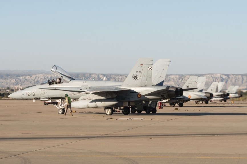 7- Línea de EF-18M del Ala 12, en la plataforma de la Base Aérea de Zaragoza.