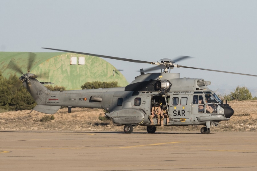 8- En un supuesto de la categoría del Sirio 19 no podía faltar la capacidad de CSAR, materializada por un helicóptero AS332B “Super Puma” del 803 Escuadrón.