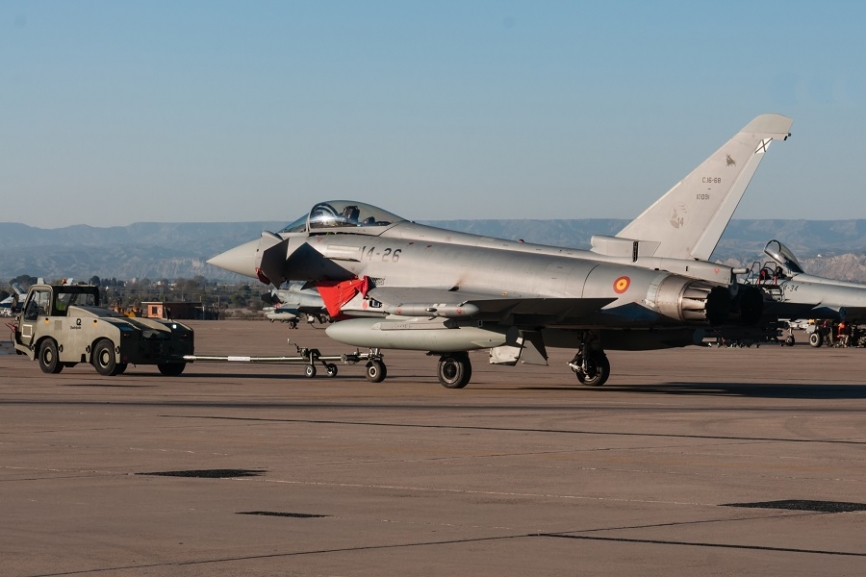 9- Un Eurofighter del Ala 14 es remolcado para su participación en la próxima misión